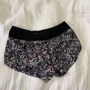 LULULEMON size 6 Black Floral Low-Rise Speed Up Shorts